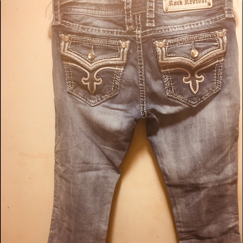 Rock revival Capri jeans a lights denim color.